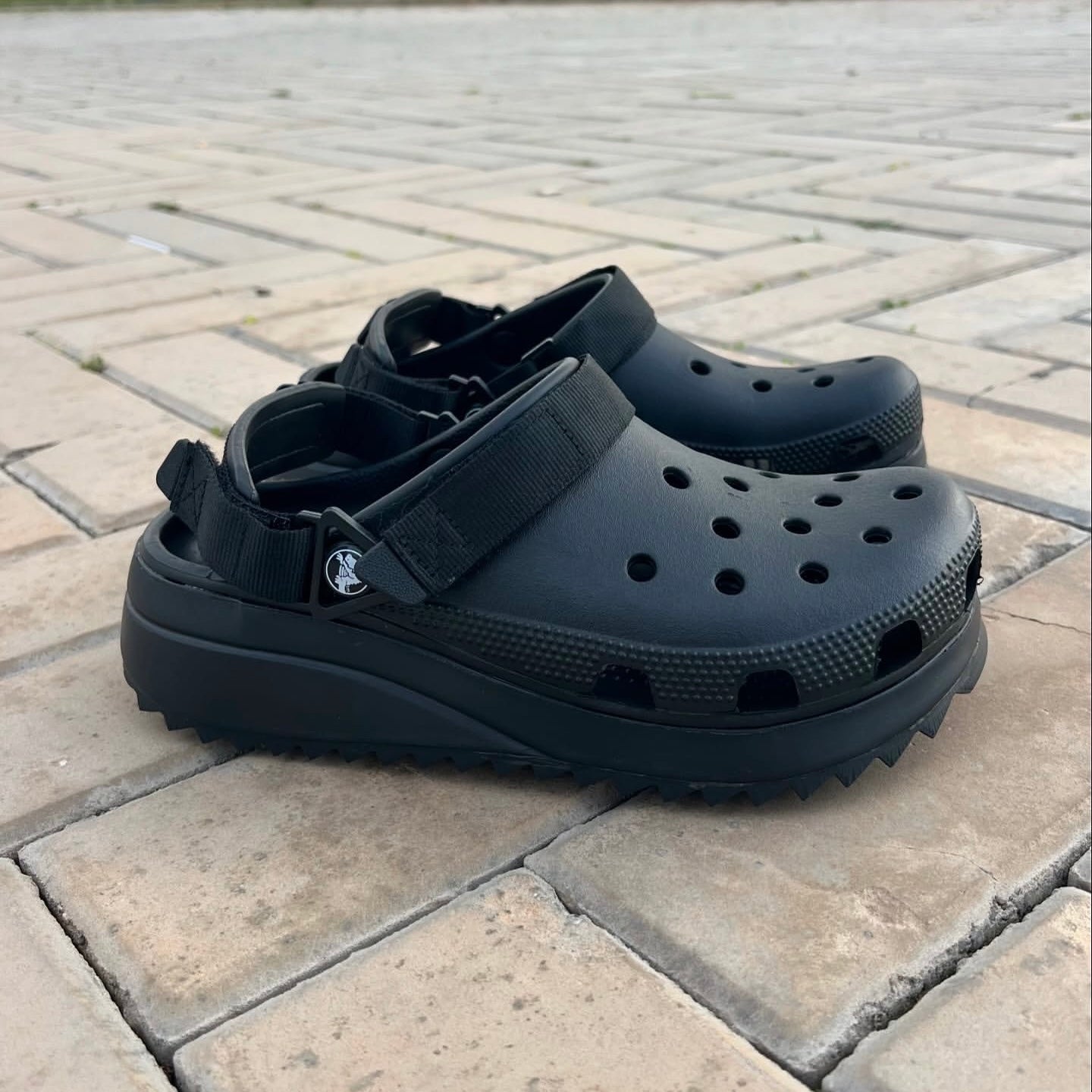 HIKR-CLOGS- FULL BLACK