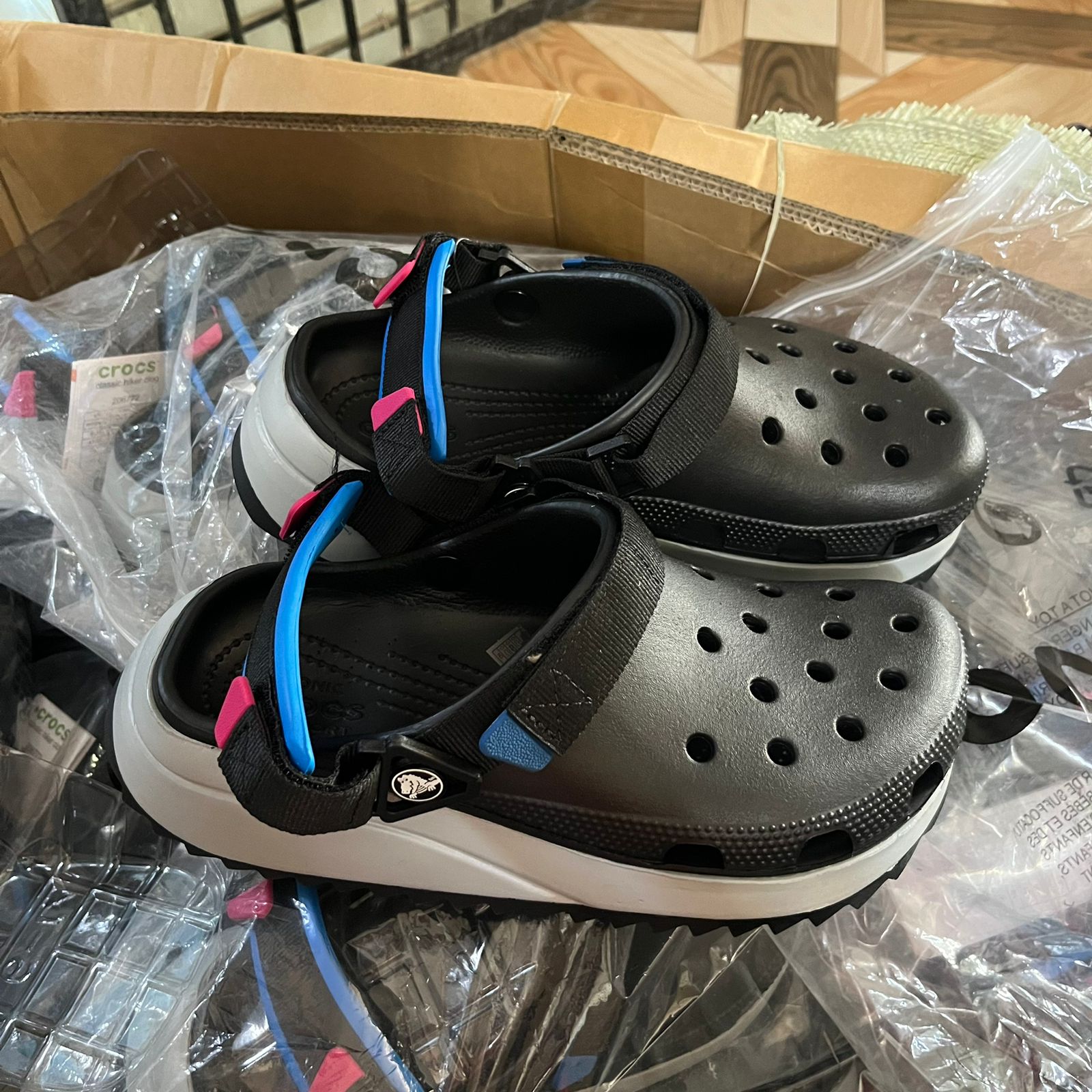 HIKR-CLOGS-BLACK
